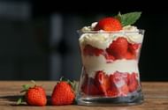 Strawberry has anti-aging benefits for the skin. (Image via Pexels/Suzanne Jutzeler Sujufoto)